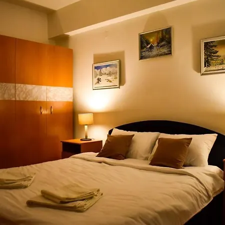 Grandad's Art Haven: Mountain View Flat Apartment *