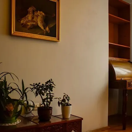 Grandad's Art Haven: Mountain View Flat Apartment Skopje