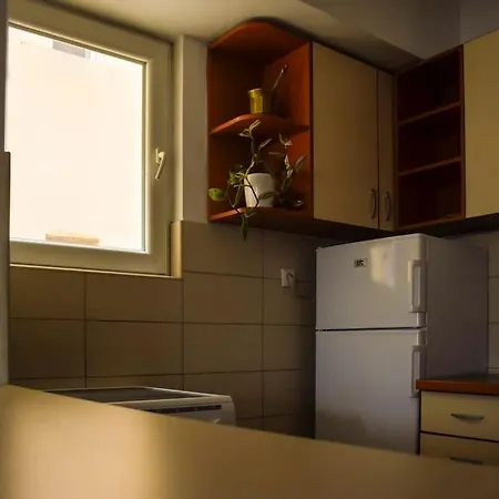 Grandad's Art Haven: Mountain View Flat Apartment