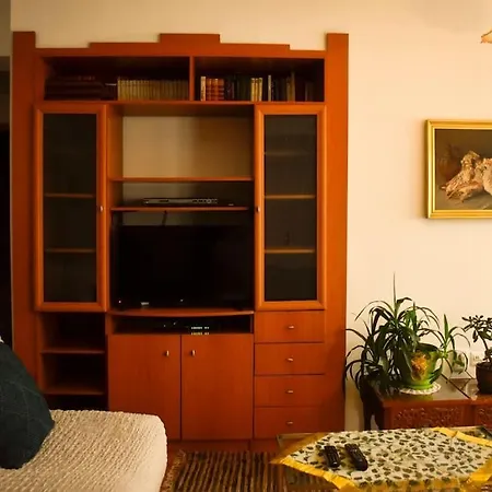 Apartment Grandad's Art Haven: Mountain View Flat Skopje