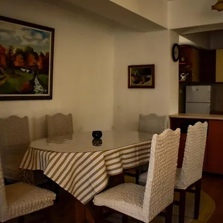 Grandad's Art Haven: Mountain View Flat Apartment *