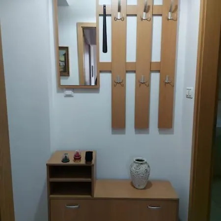 Grandad's Art Haven: Mountain View Flat Apartment